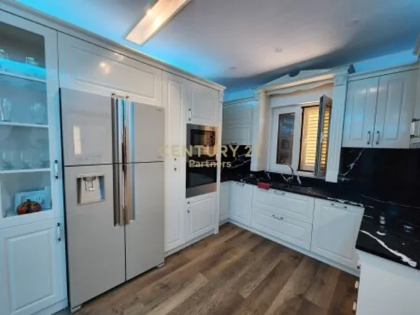 Tirane, jepet me qera Vile 3 Katshe Kati 0, 1.469 m² 6.000 € (Fakultetit Ekonomik)