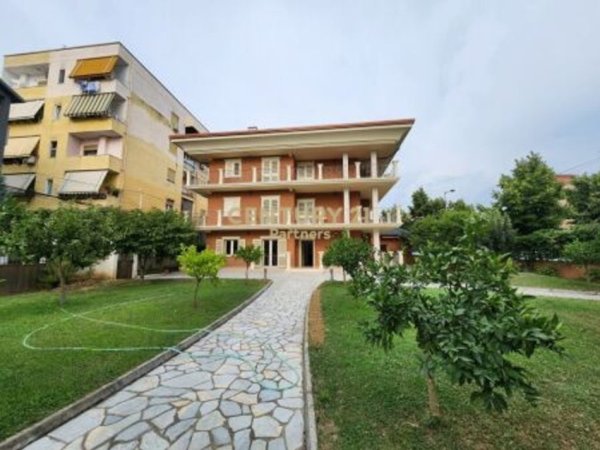 Tirane, jepet me qera Vile 3 Katshe Kati 0, 1.469 m² 6.000 € (Fakultetit Ekonomik)