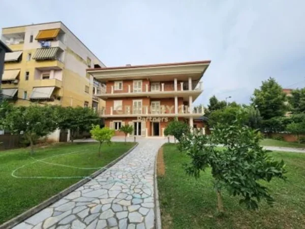 Tirane, jepet me qera Vile 3 Katshe Kati 0, 1.469 m² 6.000 € (Fakultetit Ekonomik)