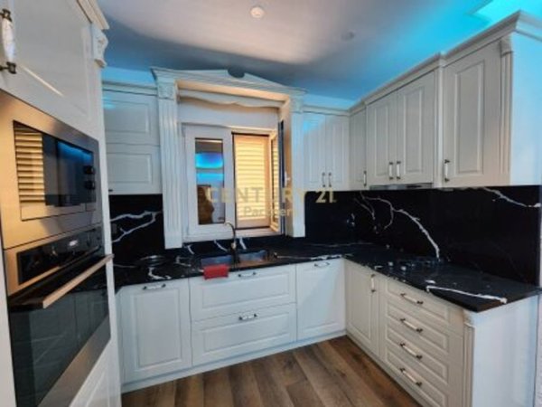 Tirane, jepet me qera Vile 3 Katshe Kati 0, 1.469 m² 6.000 € (Fakultetit Ekonomik)