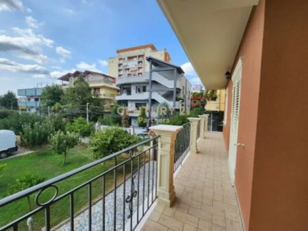 Tirane, jepet me qera Vile 3 Katshe Kati 0, 1.469 m² 6.000 € (Fakultetit Ekonomik)
