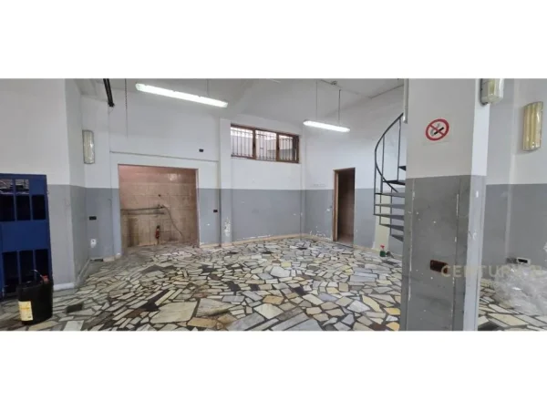 Tirane, jepet me qera magazine Kati 0, 400 m² 1.000 € (ALI DEMI)