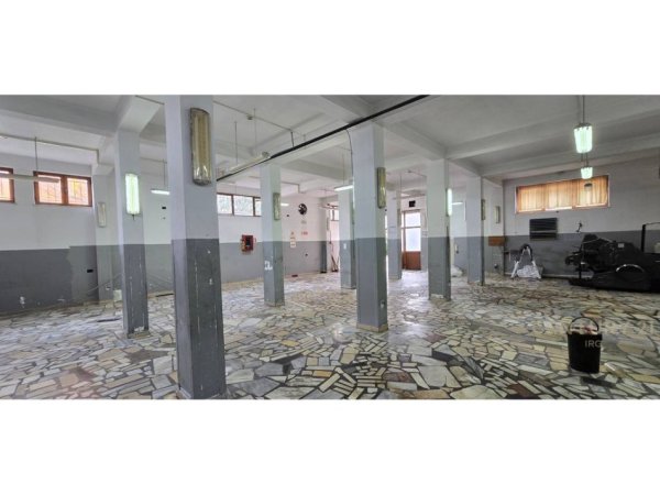 Tirane, jepet me qera magazine Kati 0, 400 m² 1.000 € (ALI DEMI)