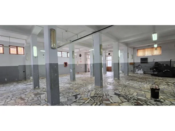 Tirane, jepet me qera magazine Kati 0, 400 m² 1.000 € (ALI DEMI)