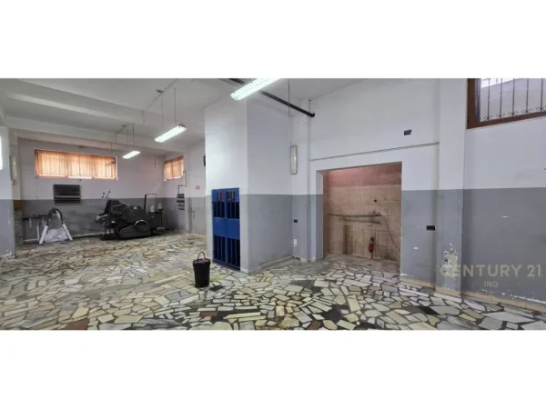 Tirane, jepet me qera magazine Kati 0, 400 m² 1.000 € (ALI DEMI)