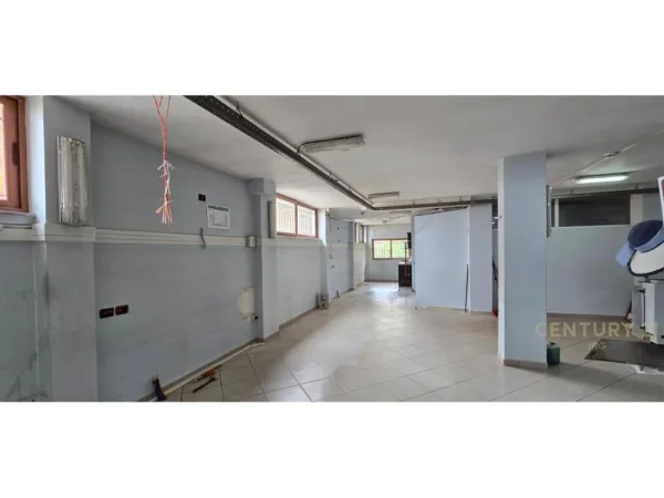 Tirane, jepet me qera magazine Kati 0, 400 m² 1.000 € (ALI DEMI)