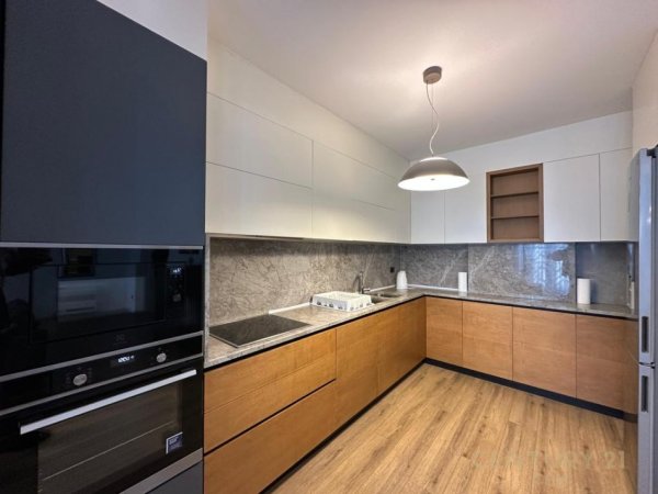 Tirane, jepet me qera apartament duplex 2+1 Kati 8, 145 m² 1.500 € (Rrugen E Kavajes)