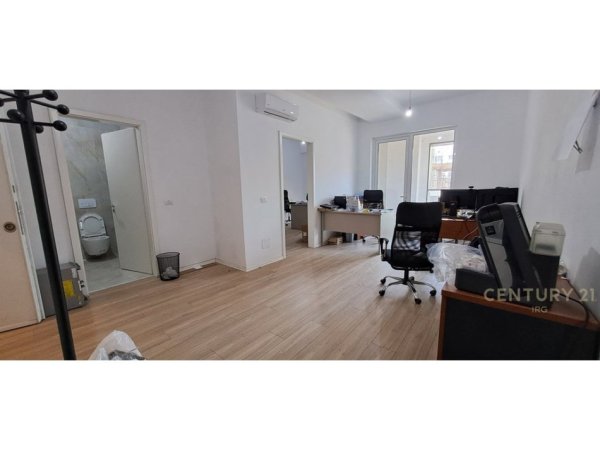 Tirane, jepet me qera zyre Kati 2, 64 m² 390 € (Jordan Misja)