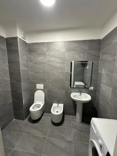 Tirane, jepet me qera apartament 1+1+Ballkon Kati 9, 65 m² 400 € (Astir)