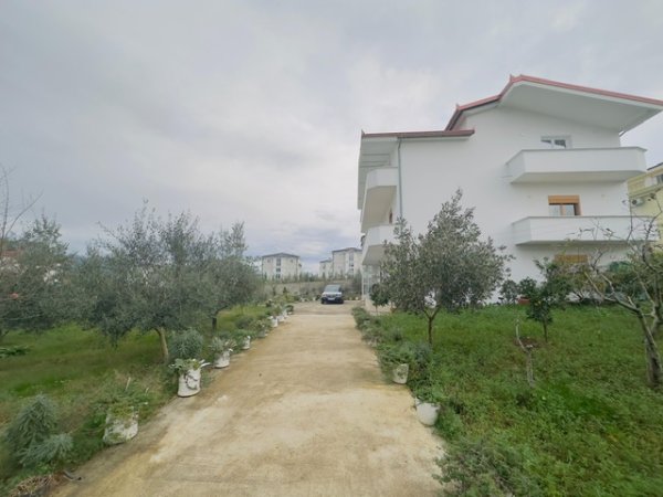 Tirane, jepet me qera shtepi 1 Katshe , 500 m² 2.500 € (TEG)