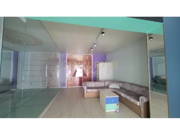 Tirane, jepet me qera ambjent biznesi Kati 0, 120 m² 1.200 € (Shkolla e Baletit)