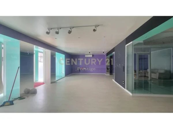 Tirane, jepet me qera ambjent biznesi Kati 0, 120 m² 1.200 € (Shkolla e Baletit)