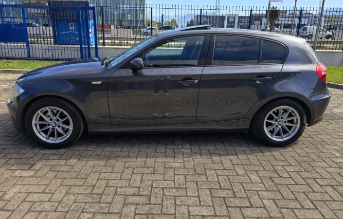 Tirane, shes makine BMW 118i Benzin, gri e erret manuale Klima 135.000 km 5.000 €
