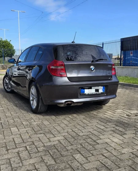 Tirane, shes makine BMW 118i Benzin, gri e erret manuale Klima 135.000 km 5.000 €