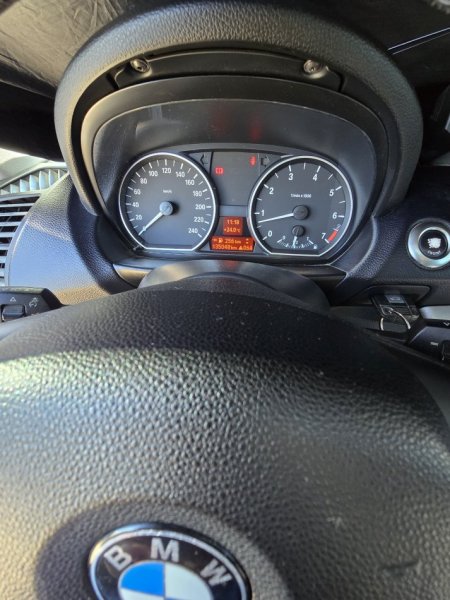 Tirane, shes makine BMW 118i Benzin, gri e erret manuale Klima 135.000 km 5.000 €
