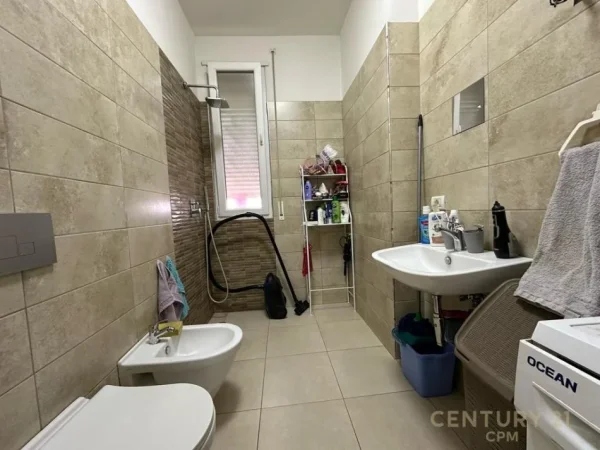 Tirane, jepet me qera apartament 1+1+Ballkon Kati 9, 70 m² 500 € (ish fusha e aviacionit)