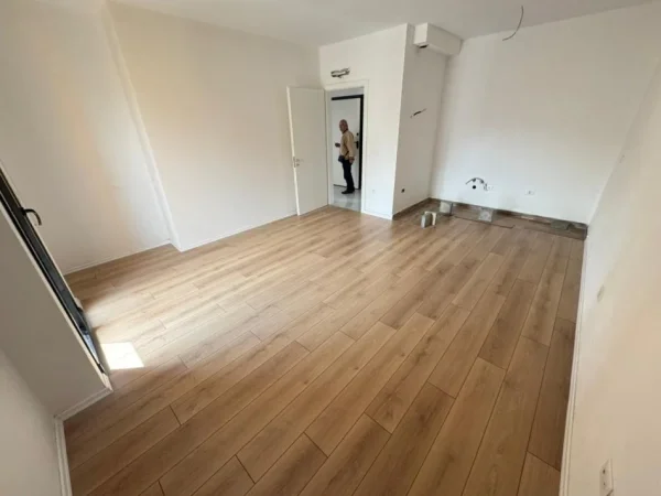 Tirane, jepet me qera zyre Kati 3, 70 m² 500 € (shkolla e baletit)