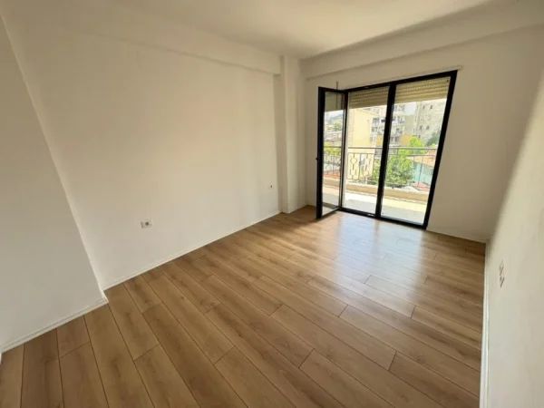 Tirane, jepet me qera zyre Kati 3, 70 m² 500 € (shkolla e baletit)