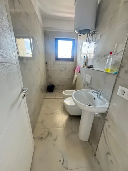 Tirane, jepet me qera zyre Kati 3, 70 m² 500 € (shkolla e baletit)