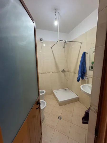 Tirane, shitet apartament 2+1+Ballkon Kati 1, 109 m² 150.000 € (Rruga Loni Ligori)