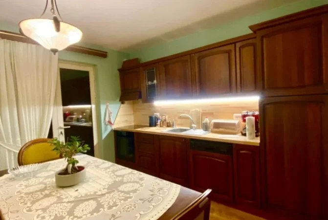 Tirane, jepet me qera apartament 2+1 Kati 4, 100 m² 700 € (Rruga Muhamet Gjollesha)