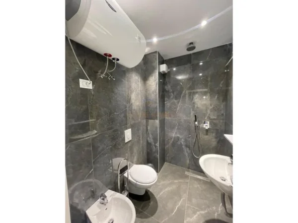 Tirane, jepet me qera apartament 2+1 Kati 2, 100 m² 800 € (Kopshti Zoologjik)