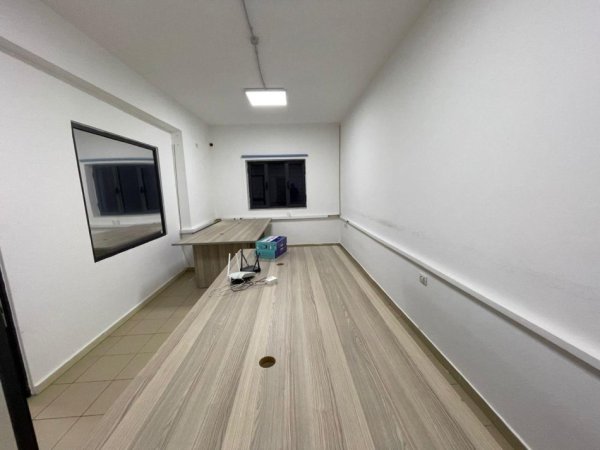 Tirane, jepet me qera dyqan Kati 0, 140 m² 900 € (PAZARI RI)