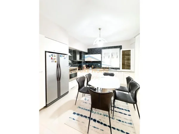 Tirane, shitet apartament 2+1 Kati 2, 113 m² 240.000 € (Gjiri i Lalzit)