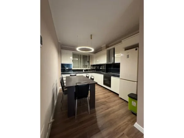 Tirane, jepet me qera apartament 2+1+Ballkon Kati 1, 107 m² 700 € (rruga peti)