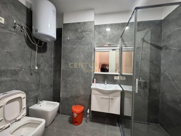 Tirane, jepet me qera apartament 2+1+Ballkon Kati 1, 107 m² 700 € (rruga peti)