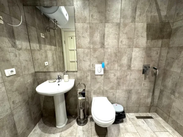 Durres, jepet me qera apartament 1+1+Ballkon Kati 5, 450 € 