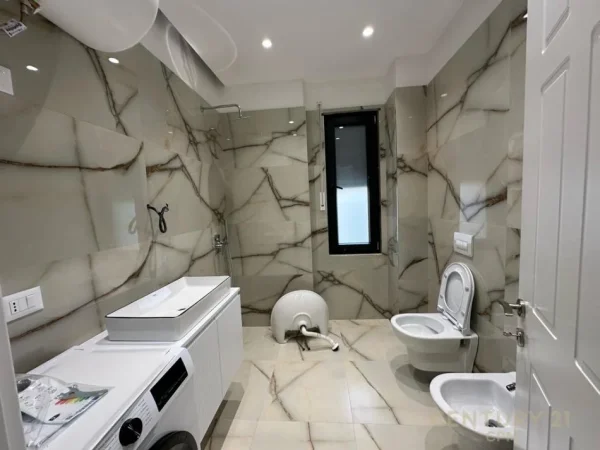 Tirane, jepet me qera apartament 2+1+Ballkon Kati 1, 95 m² 900 € (kodra e diellit)