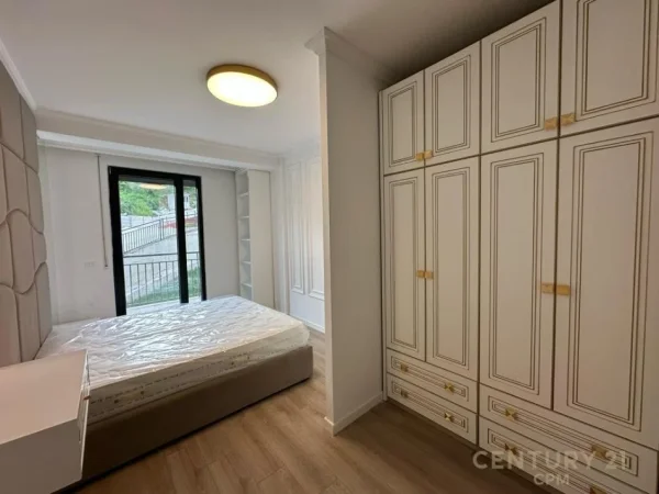 Tirane, jepet me qera apartament 2+1+Ballkon Kati 1, 95 m² 900 € (kodra e diellit)
