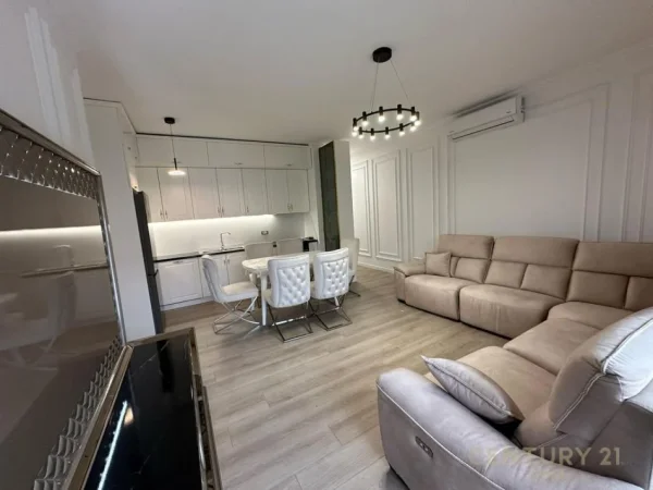 Tirane, jepet me qera apartament 2+1+Ballkon Kati 1, 95 m² 900 € (kodra e diellit)