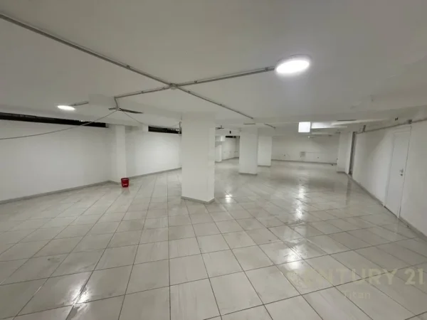 Shqiperi, jepet me qera ambjent biznesi Kati -1, 402 m² 4.500 € (Blloku)