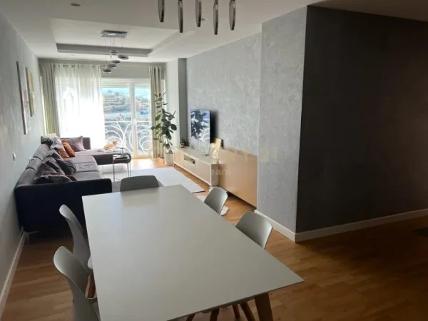 Tirane, jepet me qera apartament 2+1+Aneks+Ballkon Kati 3, 120 m² 850 € (Kodra e diellit)