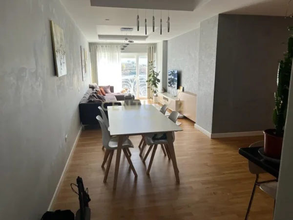 Tirane, jepet me qera apartament 2+1+Aneks+Ballkon Kati 3, 120 m² 850 € (Kodra e diellit)