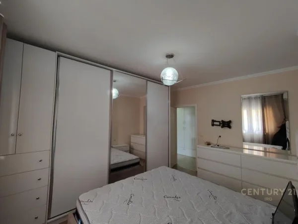 Tirane, jepet me qera apartament 1+1+Aneks+Ballkon Kati 9, 70 m² 650 € (Komuna e Parisit)