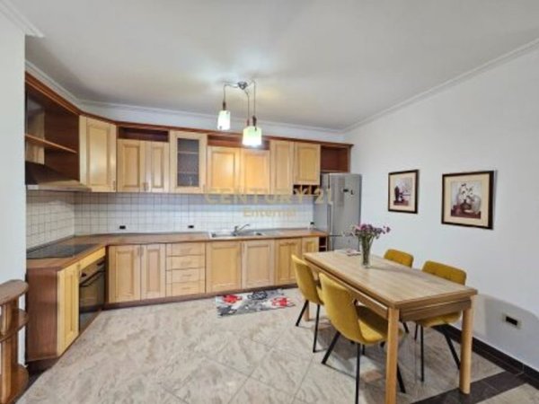 Tirane, jepet me qera apartament 2+1+Aneks+Ballkon Kati 7, 145 m² 800 € (Bllok)
