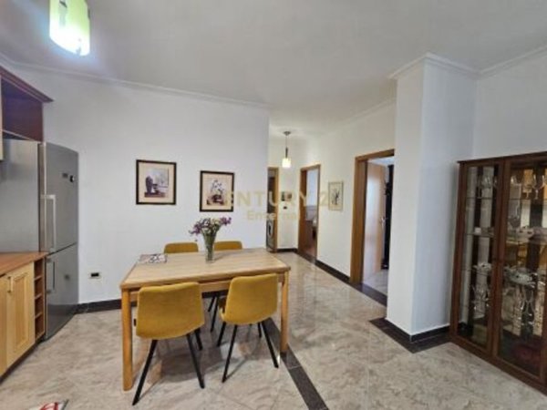 Tirane, jepet me qera apartament 2+1+Aneks+Ballkon Kati 7, 145 m² 800 € (Bllok)