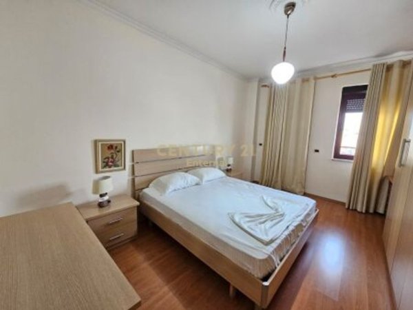 Tirane, jepet me qera apartament 2+1+Aneks+Ballkon Kati 7, 145 m² 800 € (Bllok)