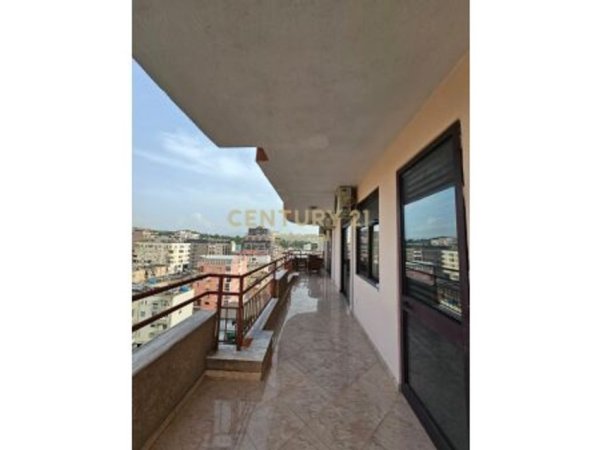 Tirane, jepet me qera apartament 2+1+Aneks+Ballkon Kati 7, 145 m² 800 € (Bllok)