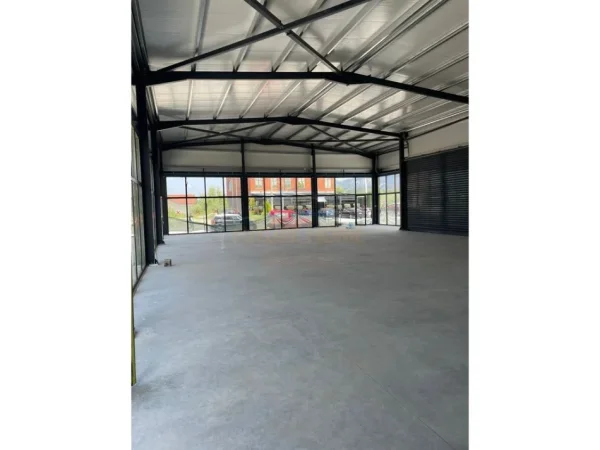 Tirane, shitet magazine Kati 1, 2.240 m² 580.000 € (RRUGA DEMOKRACIA,KAMEZ)