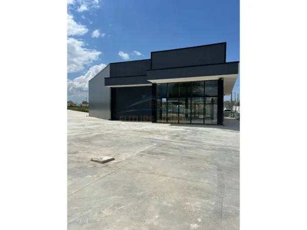 Tirane, shitet magazine Kati 1, 2.240 m² 580.000 € (RRUGA DEMOKRACIA,KAMEZ)