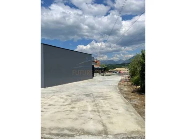 Tirane, shitet magazine Kati 1, 2.240 m² 580.000 € (RRUGA DEMOKRACIA,KAMEZ)