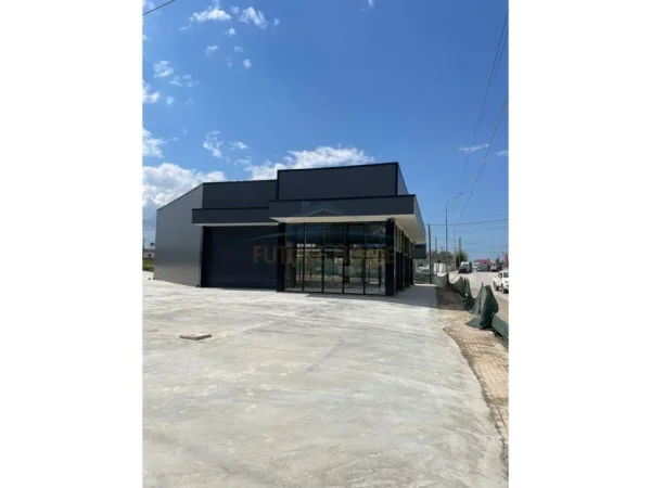 Tirane, shitet magazine Kati 1, 2.240 m² 580.000 € (RRUGA DEMOKRACIA,KAMEZ)