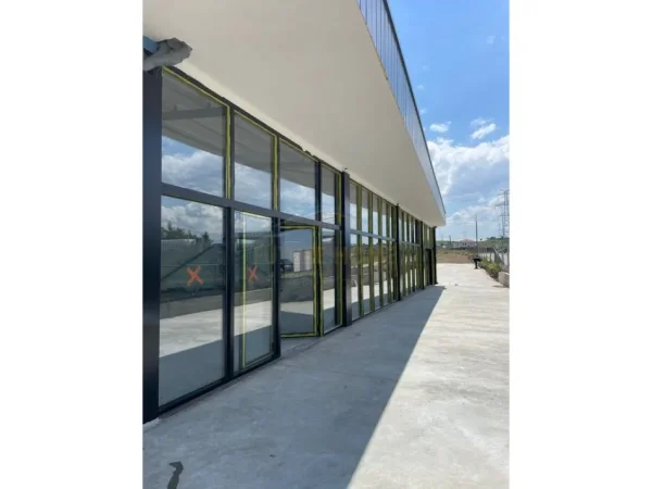 Tirane, shitet magazine Kati 1, 2.240 m² 580.000 € (RRUGA DEMOKRACIA,KAMEZ)