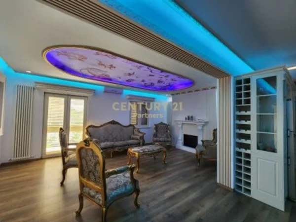 Tirane, jepet me qera Vile 3 Katshe Kati 4, 1.469 m² 6.000 € (Fakulteti Ekonomik)