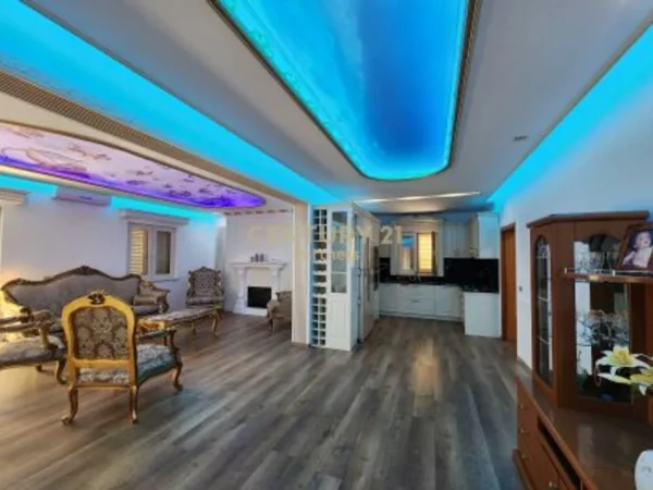 Tirane, jepet me qera Vile 3 Katshe Kati 4, 1.469 m² 6.000 € (Fakulteti Ekonomik)