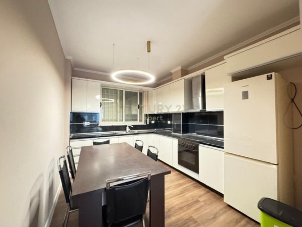 Tirane, jepet me qera apartament 2+1+Aneks+Ballkon Kati 1, 107 m² 700 € (Liqeni i thate)